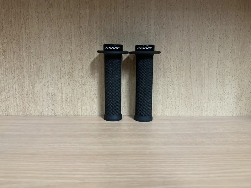 Niner Lock-On Flange MTB Grips-1